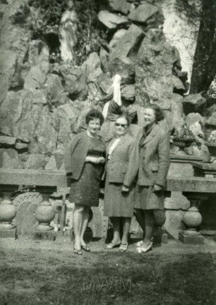 KKE 5021.jpg - Fot. Wycieczka. Grupowe. Od lewej: Halina Kobordo, Maria Kobordo (z domu Strumiłło) z siostrą Jadwigą Rapacką (z domu Strumiłło); – siostry Jadwigi Rapackiej (z domu Strumiłło), lata 70-te XX wieku.